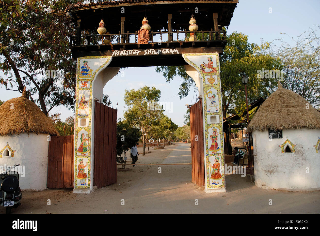 Shilpgram ländliche Kunst und Handwerk komplexe Eingangstor Udaipur Rajasthan Indien - ngs 141094 Stockfoto