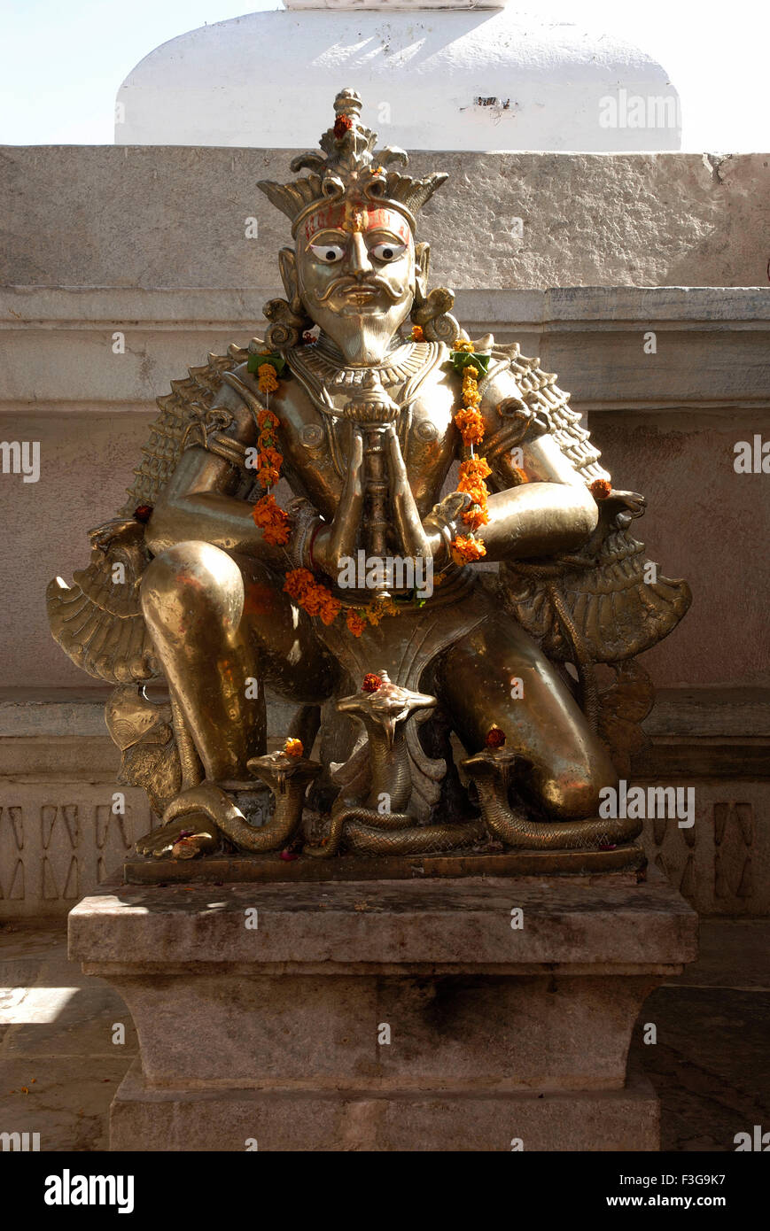 Garuda-Statue, Messingskulptur, Hindu-Gottheit, halb menschlicher halber Adler, Herr Vishnu vahana, Jagdish Temple, Udaipur, Rajasthan, Indien, Asien Stockfoto