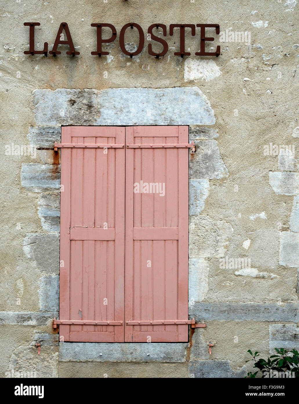 La Poste ; Cherrroux ; schönes Dorf ; mittelalterliche Stadt ; Bourbonnais ; Frankreich; Französisch; Europa; Europäisch Stockfoto