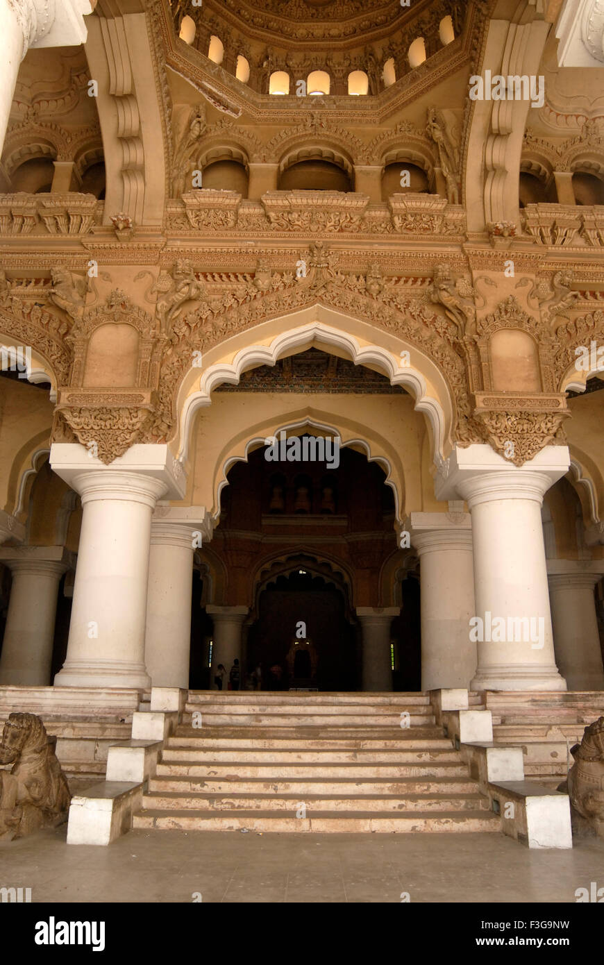 Schritte und riesigen Säulen am Eingang der Haupthalle Thirumalai Nayak Palast Indo-sarazenischen Stil in Madurai; Tamil Nadu Stockfoto