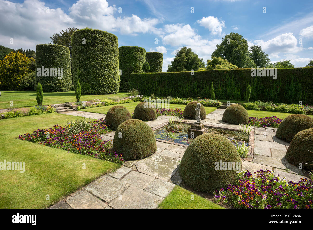 Ein herrliches formale Gärten Arley Hall in Cheshire mit ordentlich beschnittenen Hecken und Hecke um einen quadratischen Pool. Stockfoto