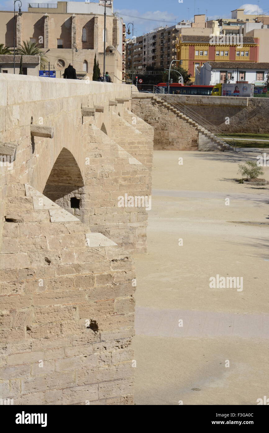 Puente De La Trinidad oder Trinidad Brücke über den Turia Park in Valencia, Spanien. Mit Menschen zu Fuß durch. Stockfoto