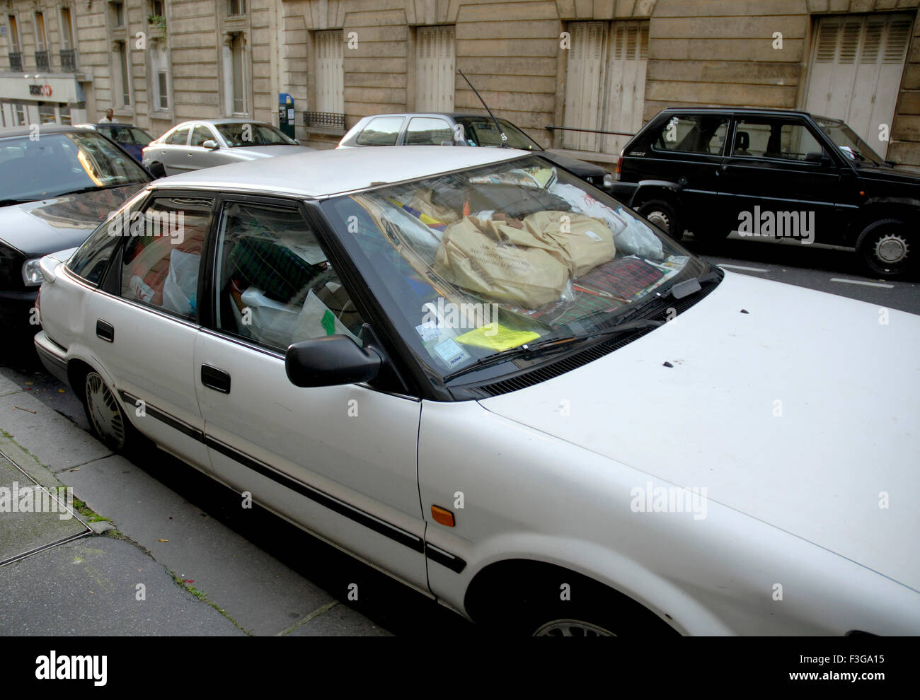 Weißes Auto; Montmartre; Paris; Frankreich; Französisch; Europa; Europäisch Stockfoto