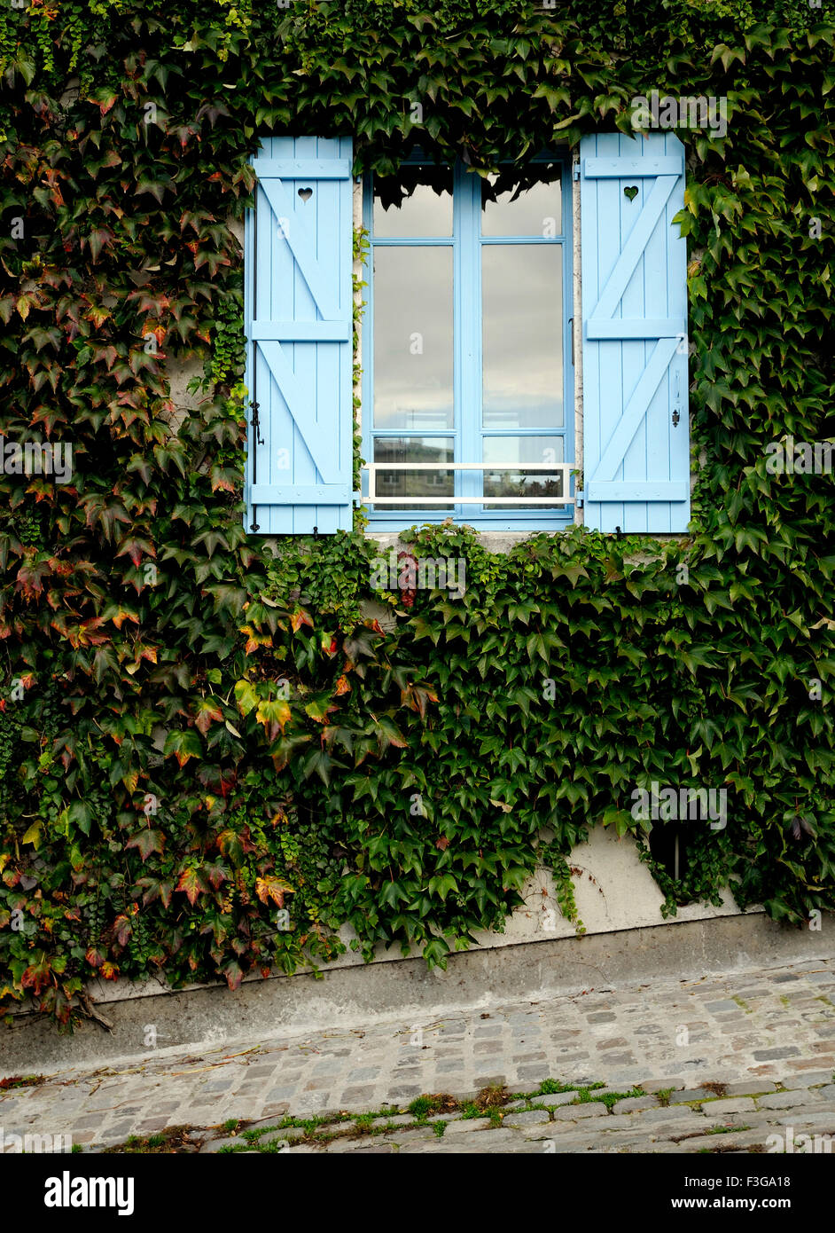 Offenes Fenster; Wandschröpfer; Montmartre; Paris; Frankreich; Französisch; Europa; Europäisch Stockfoto