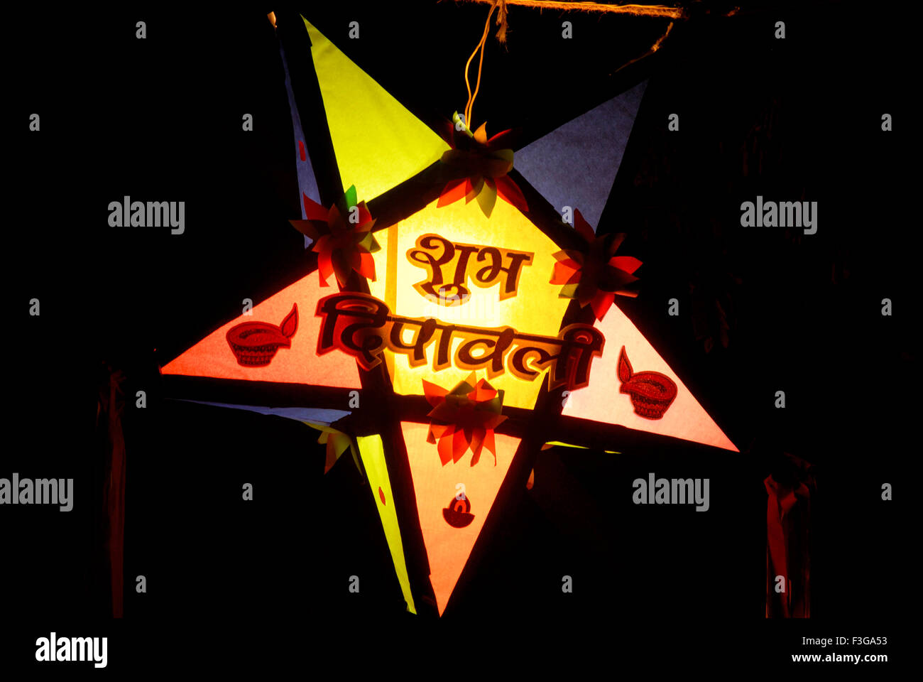 Bunte große Sterne Laterne hängen unterwegs; Diwali-fest; Mumbai jetzt Bombay; Maharashtra; Indien Stockfoto