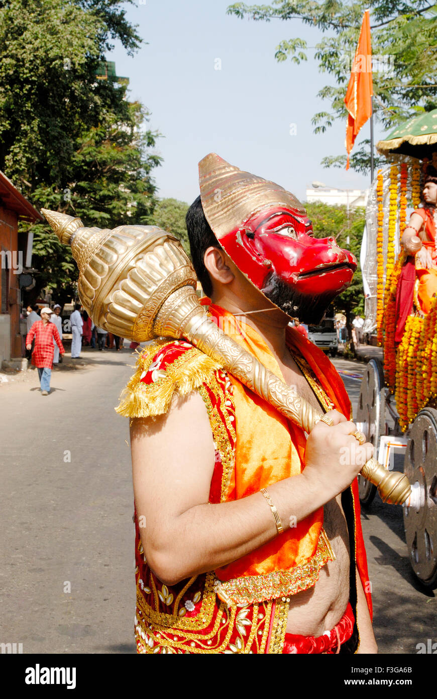 Mann verkleiden, wie Lord Hanuman Maske Maruti Waffe Streitkolben Prozession feiert Gudi Padva Festival Thane Stockfoto