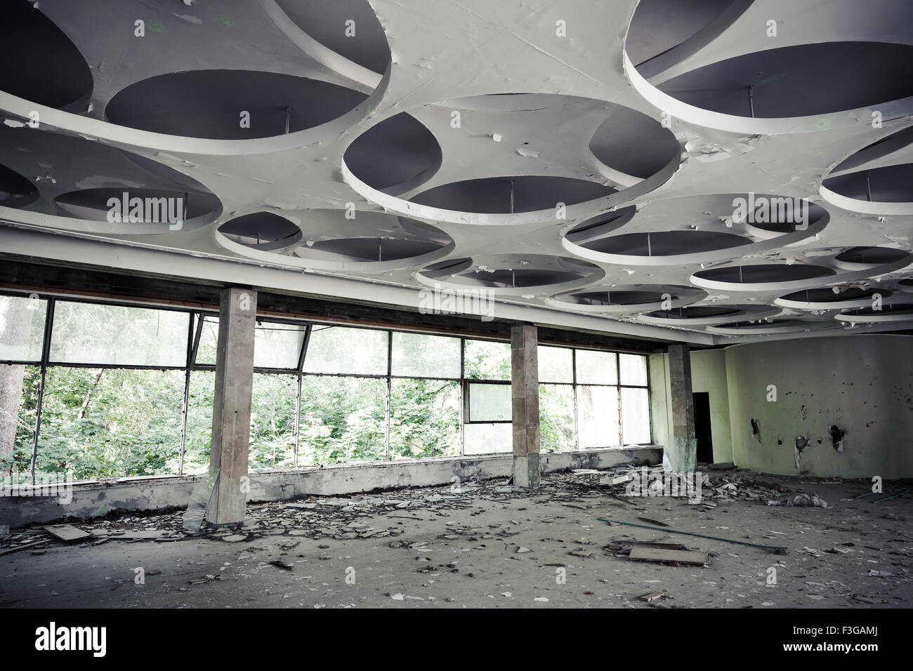 Verlassenes Industriegebäude Interieur. Leere Halle mit runden Muster auf Decke Stockfoto