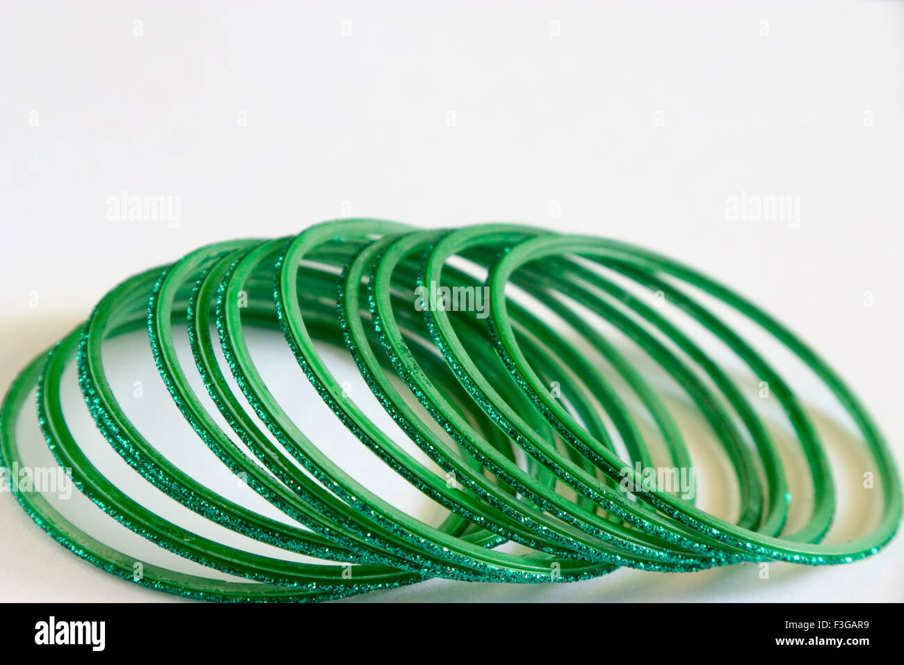 Elf Runden Grünglas Armreifen auf weißem Hintergrund Stockfoto
