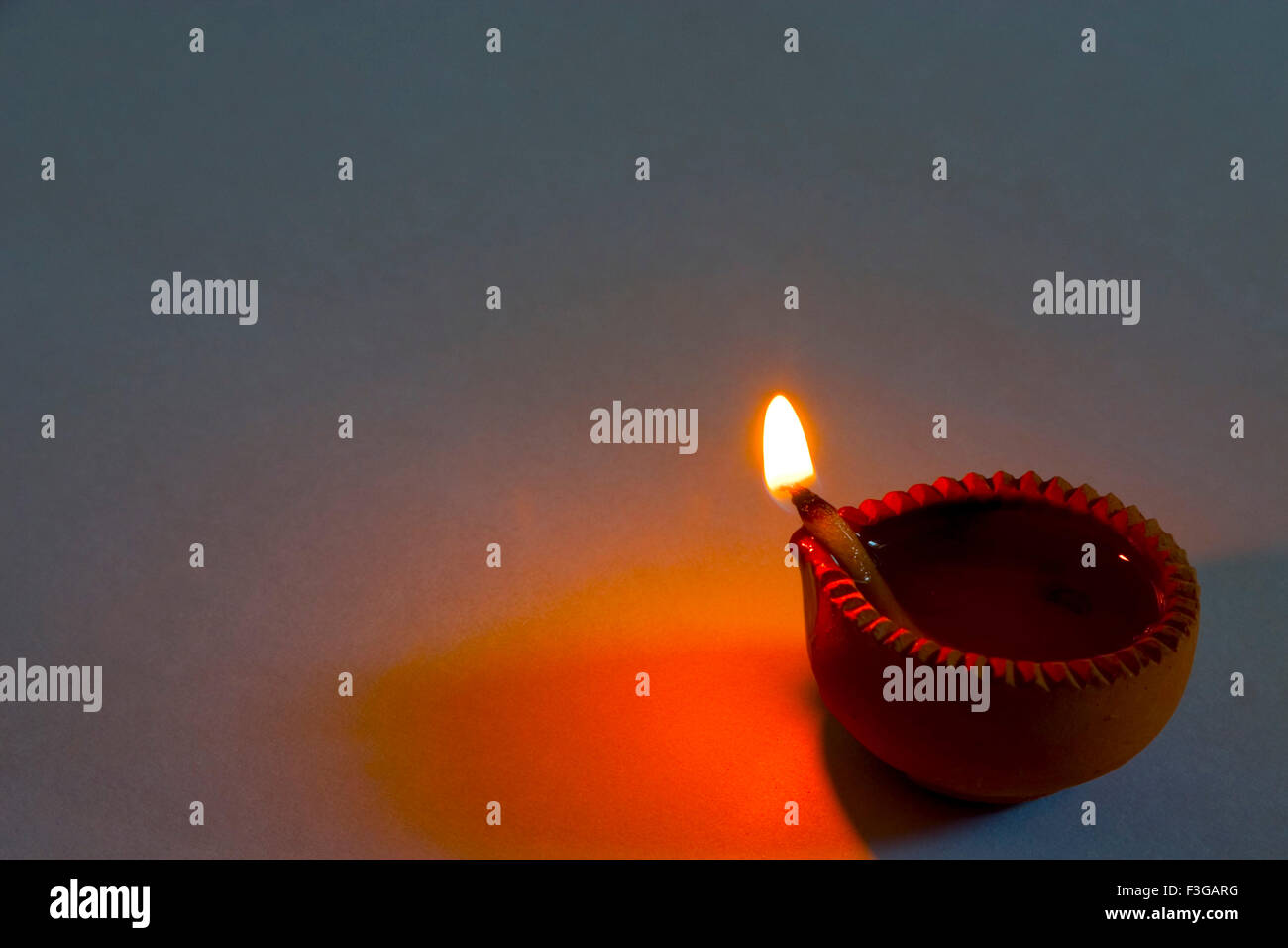 Ein Diya Ton Öllampe Lichtquelle als Flamme auf weißem Hintergrund Stockfoto
