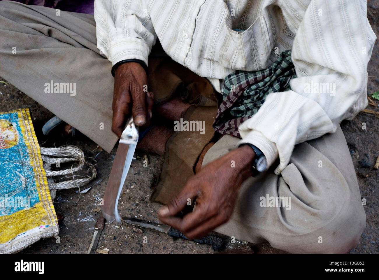 Messer schärfen; Udaipur; Rajasthan; Indien; Asien Stockfoto