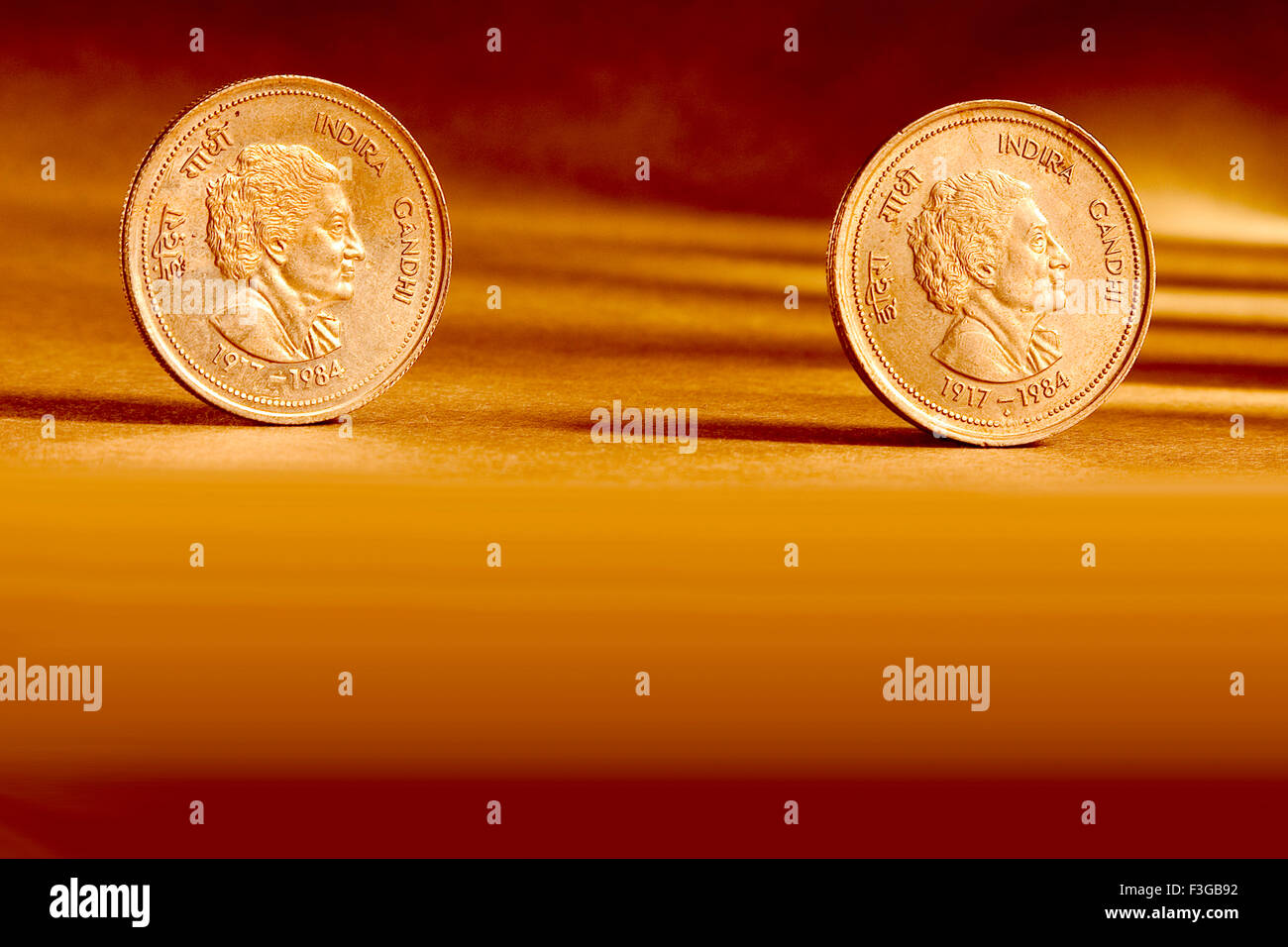 Doppelte paar indischer Währung fünf Rupien Münze vorderen Seite und Rückseite Weise geprägt Indira Gandhi 1917 1984 Stockfoto