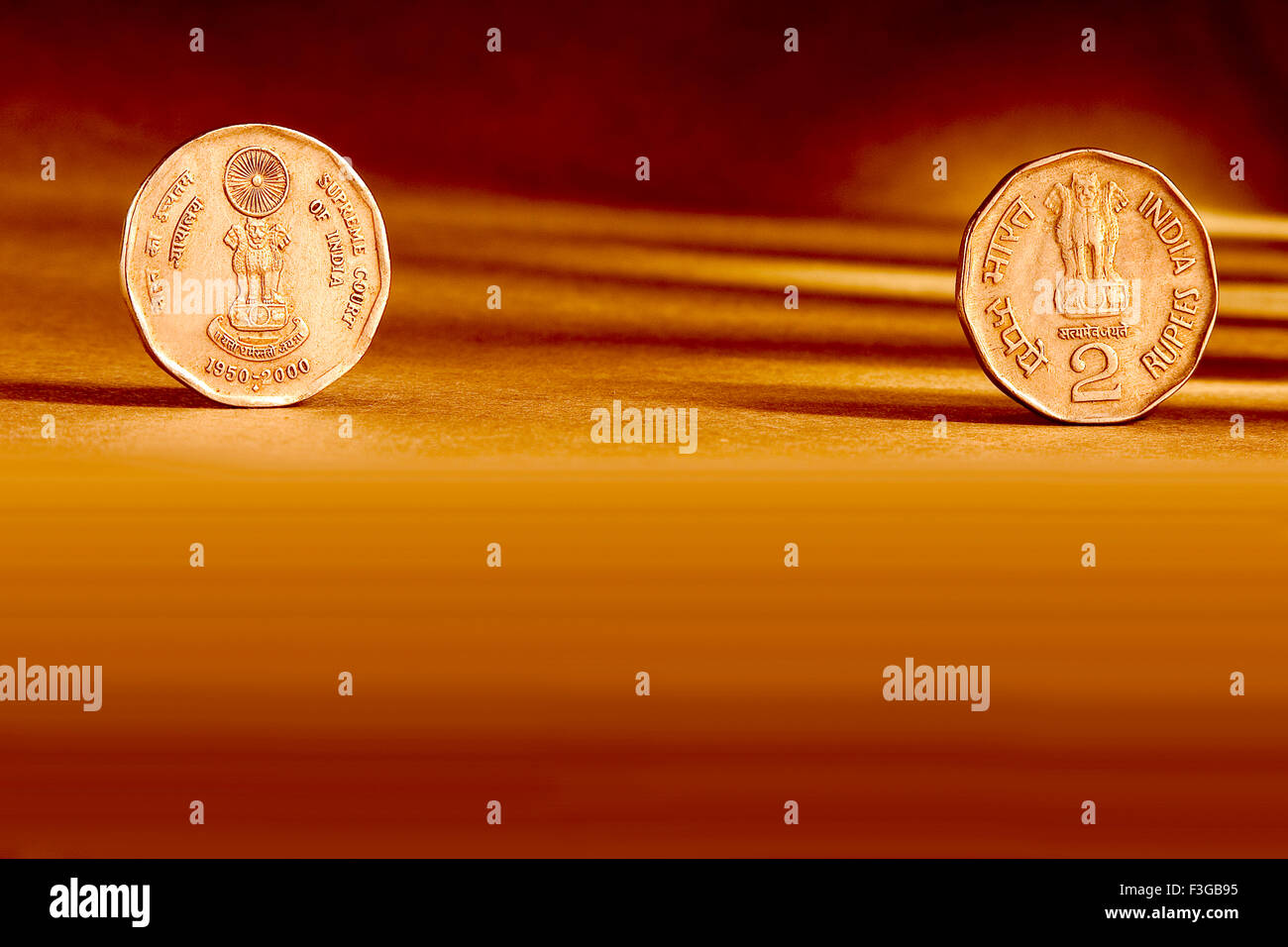 Doppelte paar indischer Währung zwei Rupien Münze vorderen Seite und Rückseite Weise geprägt oberste Gerichtshof Indiens 1950 2000 Stockfoto