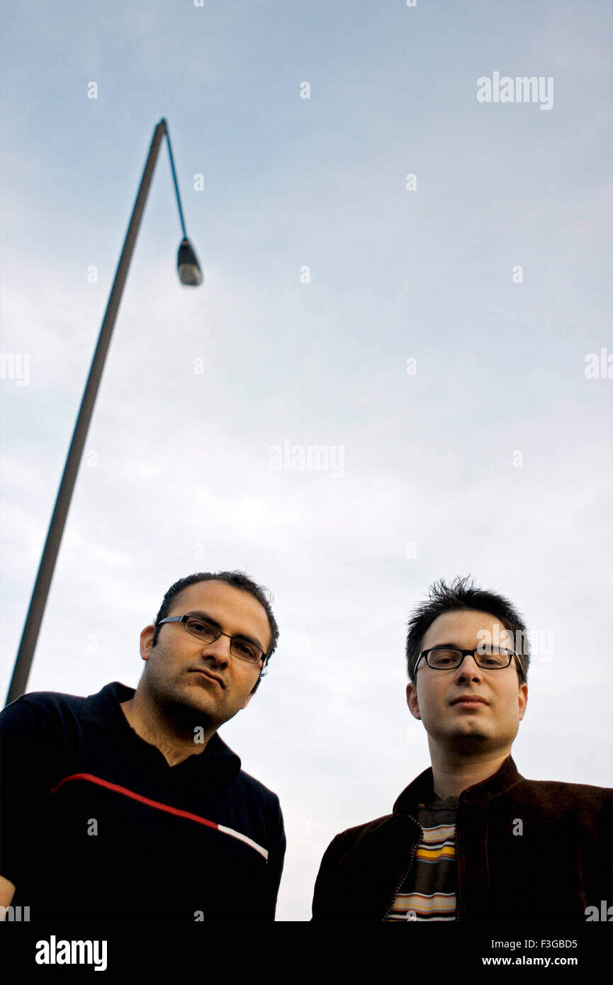 Bandmitglieder schleift Chill Musikband Tushar Manek indischen und Dmitris Macridis von Griechenland mit Sitz in London; U.K Stockfoto