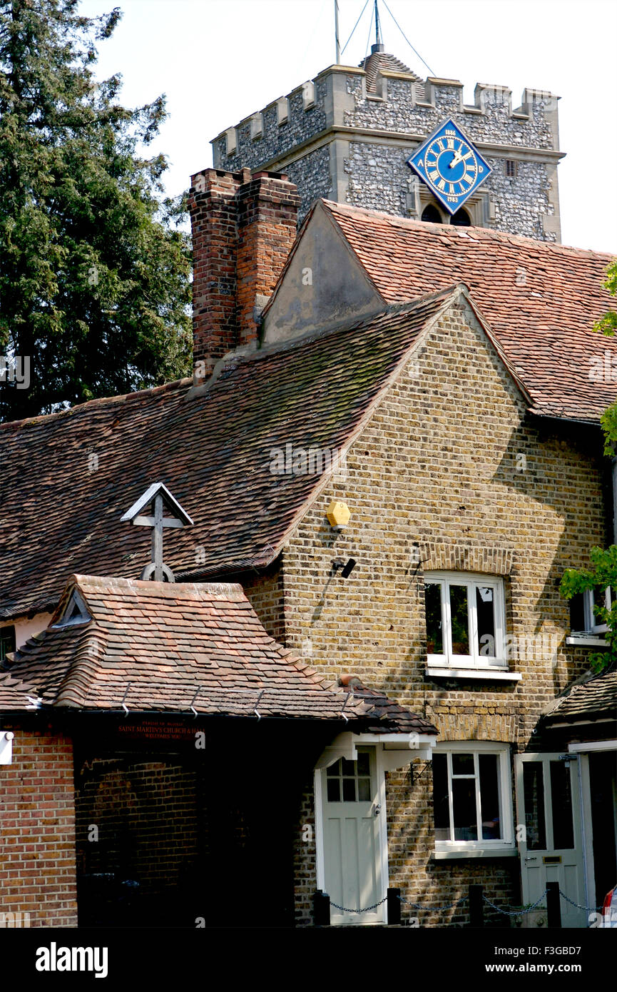Alte Gebäude; antike Uhr; Ziegelhäuser; Dreiecke; London; England; Vereinigtes Königreich; Vereinigtes Königreich Stockfoto