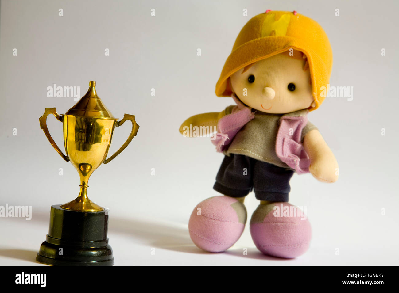 Stofftier junge mit Trophäe auf weißem Hintergrund Stockfoto