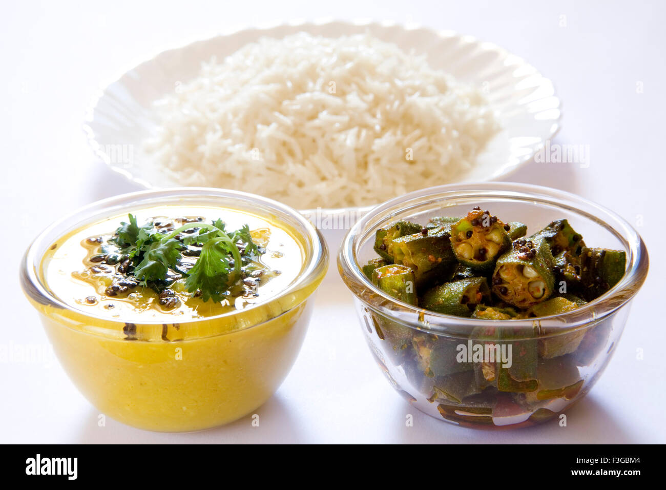 Indischer Küche kochen Basmati Reis Bhath Chaval Oryza Sativa Braten Tadka Moong dal Mungobohnen Bhindi Masala Ladys Finger okra Stockfoto