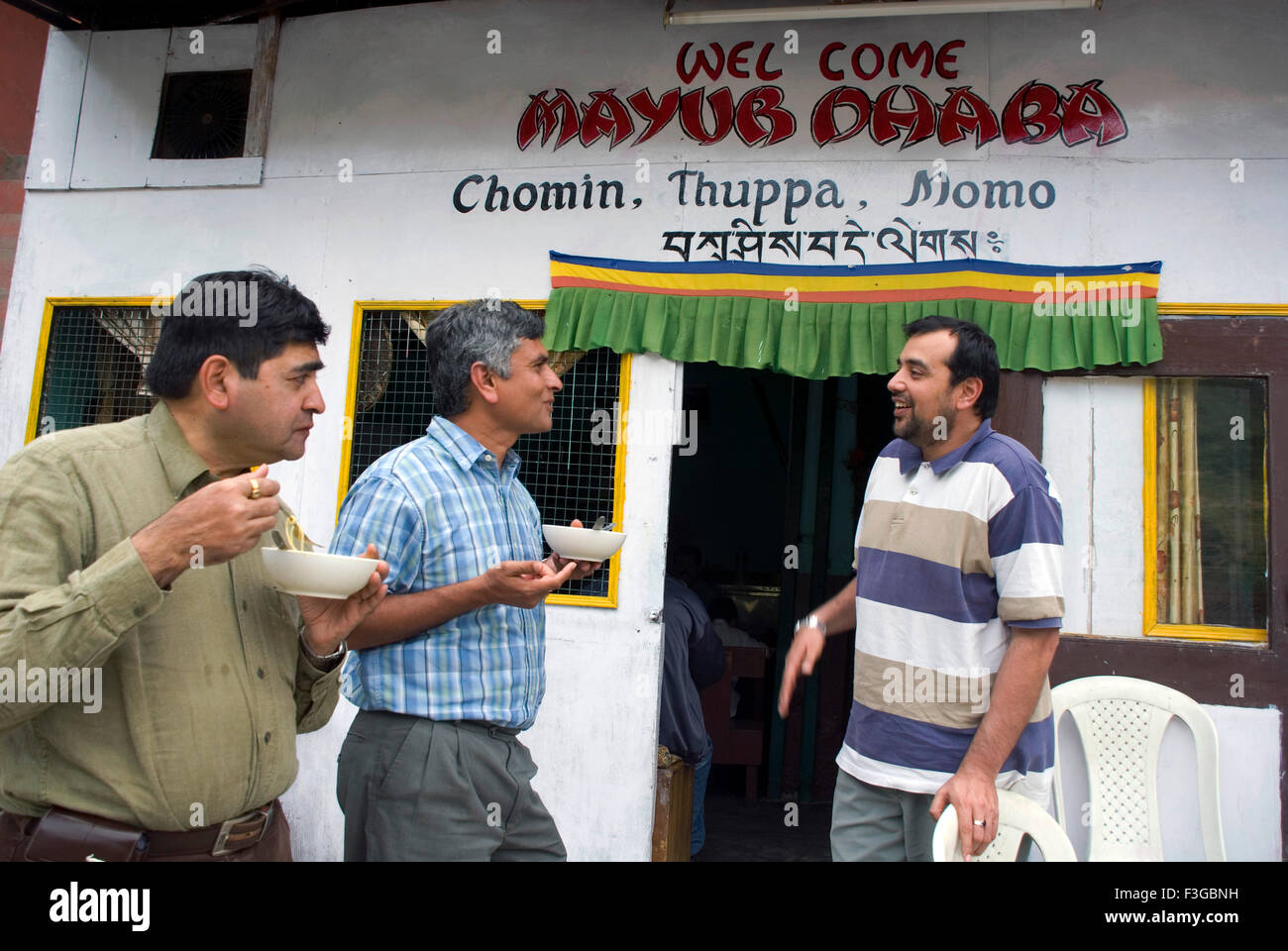 Drei Freunde in Shimla lokale Essen; Himachal Pradesh; Indien Stockfoto