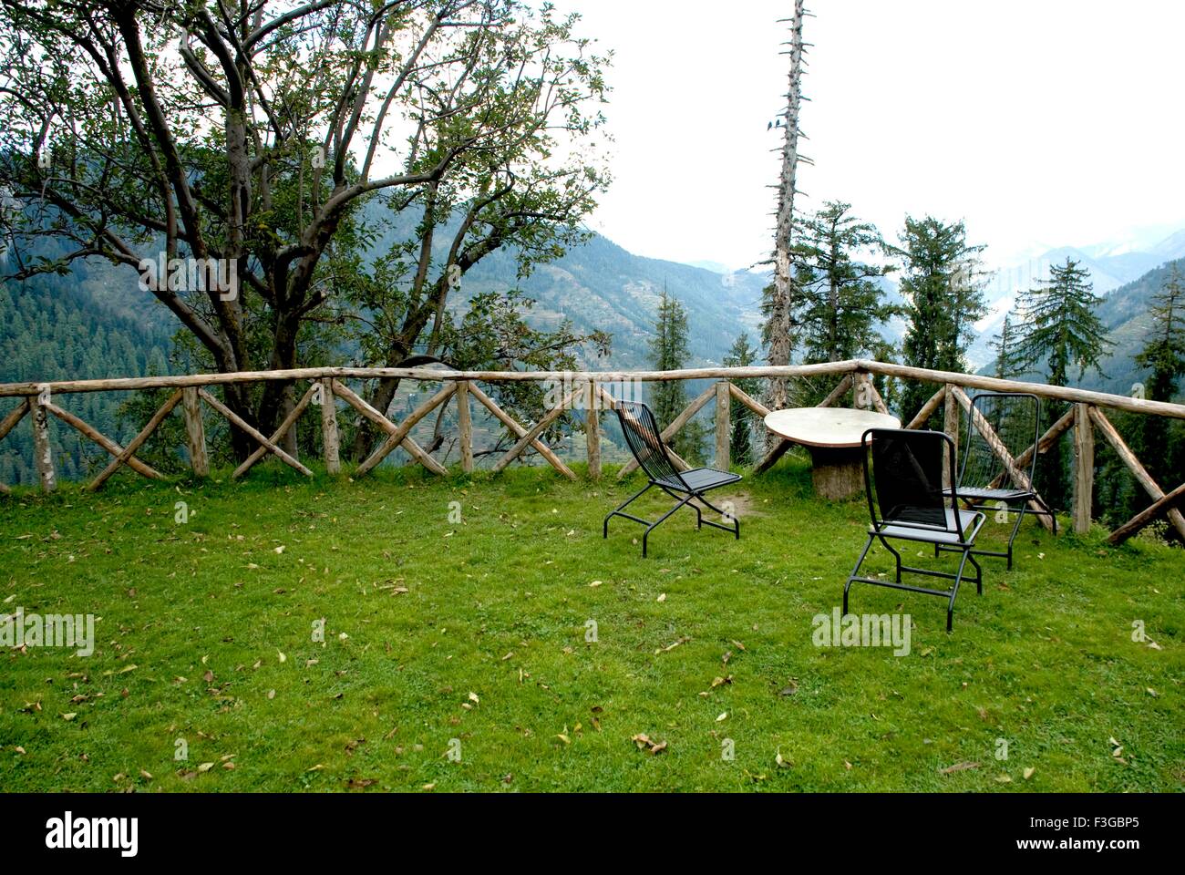 Ansicht von Banjara Rückzug; Shoja; Himachal Pradesh; Indien Stockfoto