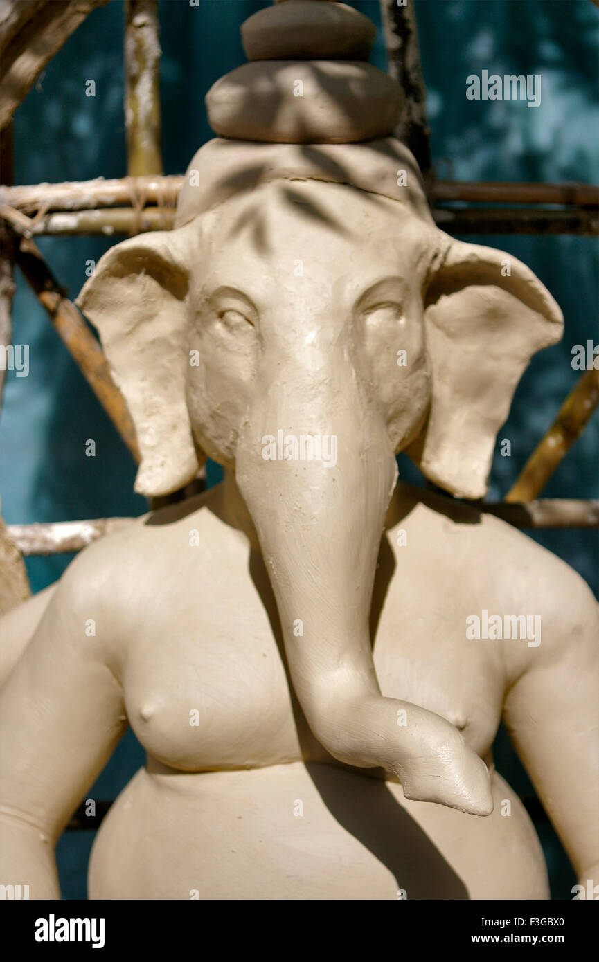 Unvollständige Lord Ganesha Skulptur aus Ton für Durga Pooja Feier; Rajkot; Gujarat; Indien Stockfoto