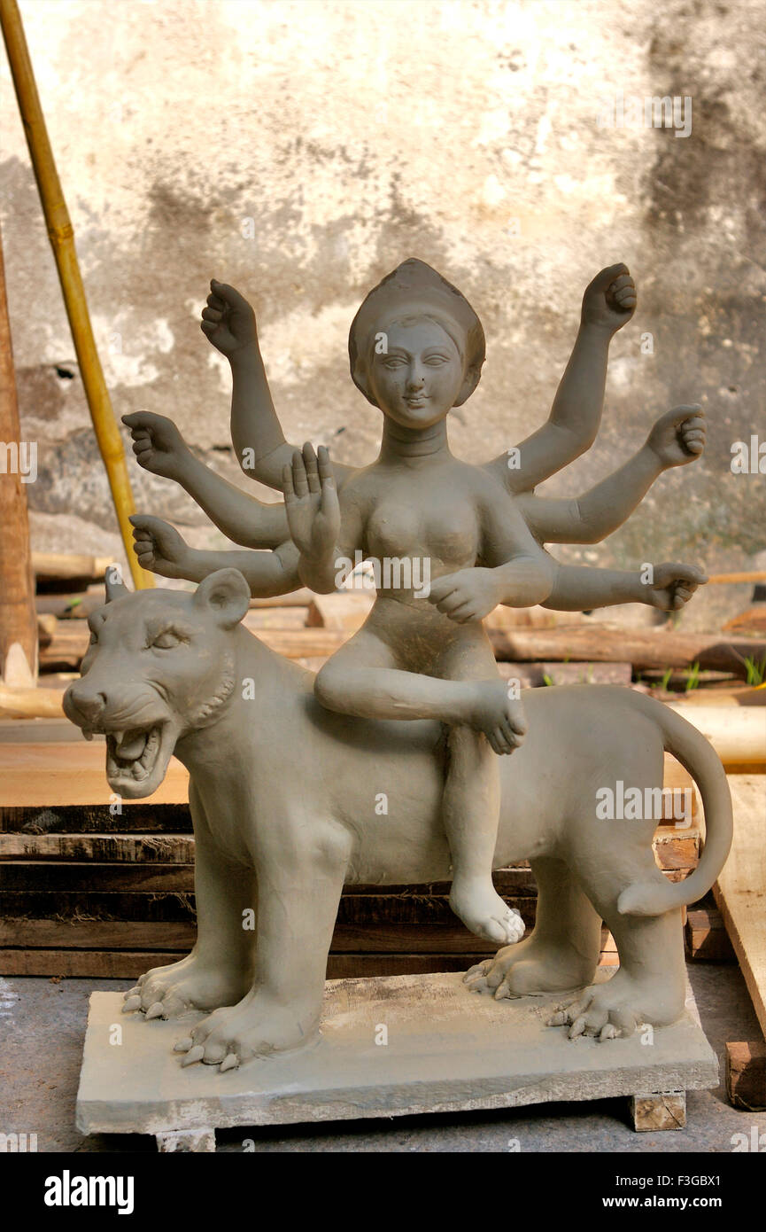 Unvollständige Göttin Durga Skulptur auf Löwen aus Lehm für Durga Pooja Feier gemacht; Rajkot; Gujarat; Indien Stockfoto