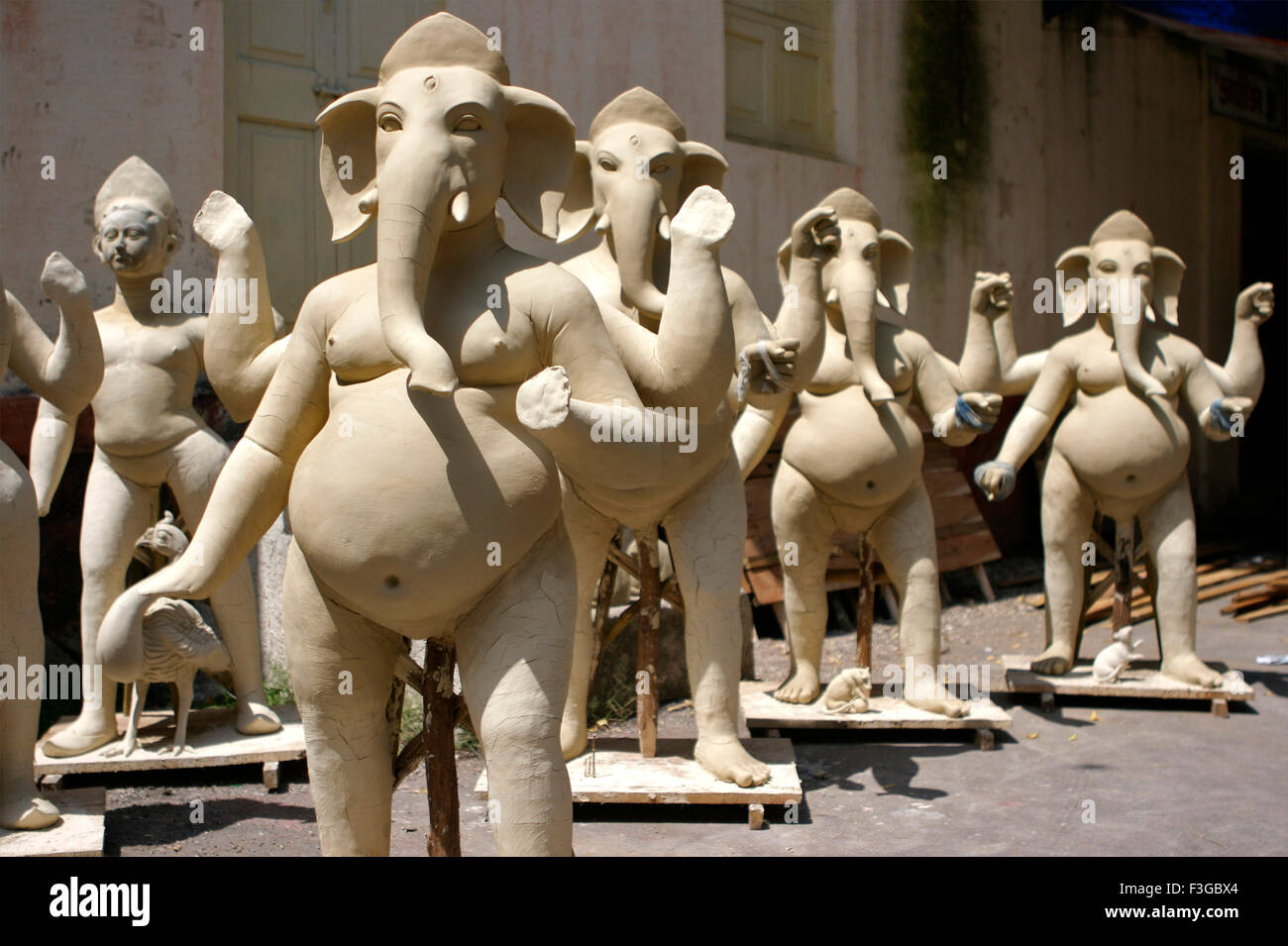 Unvollständige Lord Ganesha Skulpturen aus Ton für Durga Pooja Feier; Rajkot; Gujarat; Indien Stockfoto