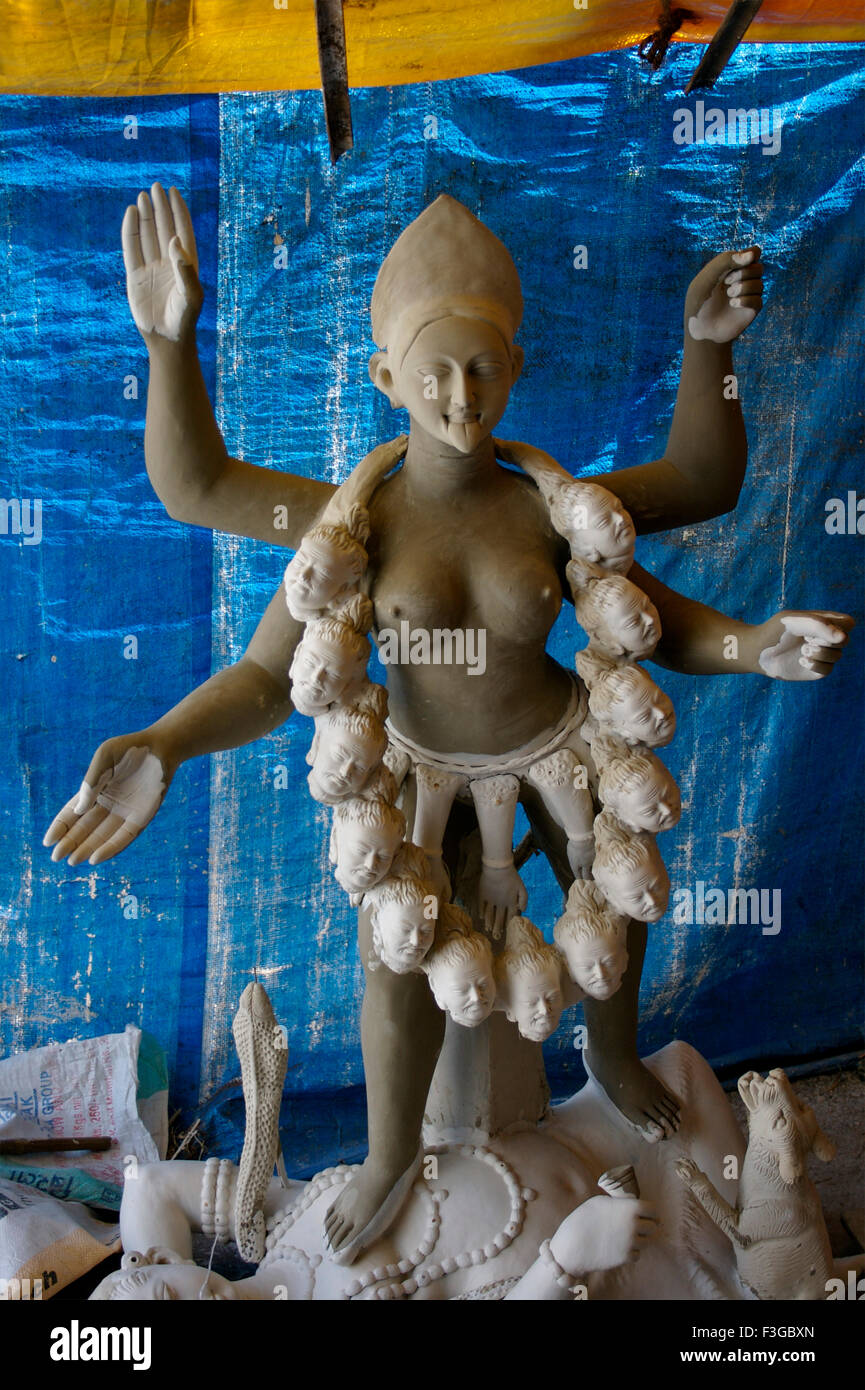 Unvollständige Göttin Durga Kali Skulptur aus Lehm für Durga Pooja Feier gemacht; Rajkot; Gujarat; Indien Stockfoto