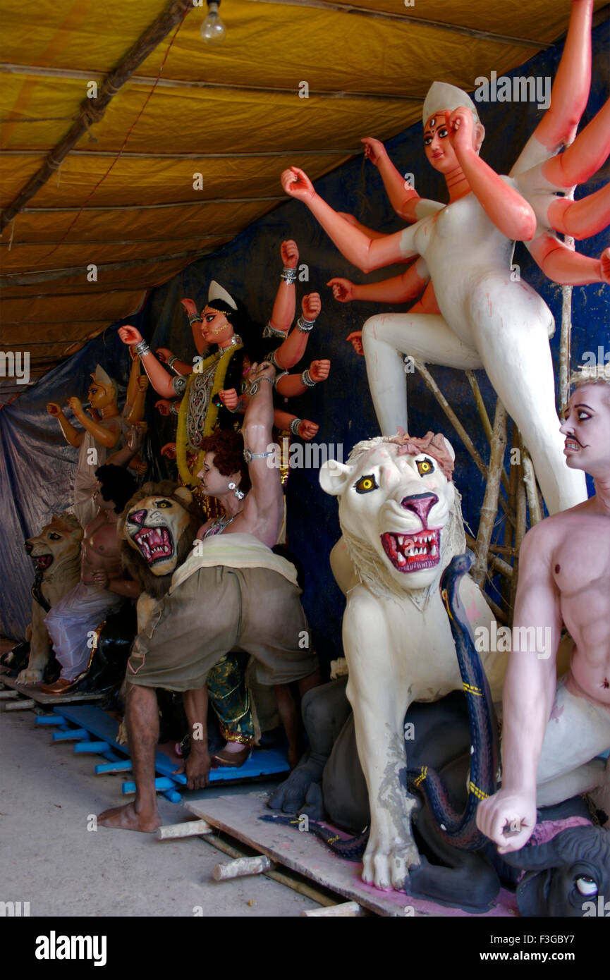 Unvollständige Sinha Vahini Löwen Reiten Göttin Durga Kali töten Dämon Skulptur gemacht Ton Durga Pooja Feier Rajkot Stockfoto