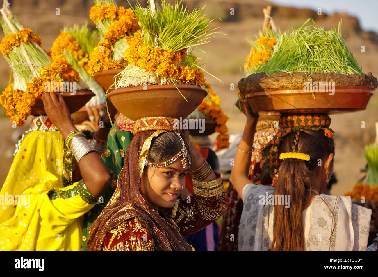 Rajasthani Stämme Durchführung Navaratri Finaltag eintauchen; Rajkot; Gujarat; Indien Stockfoto