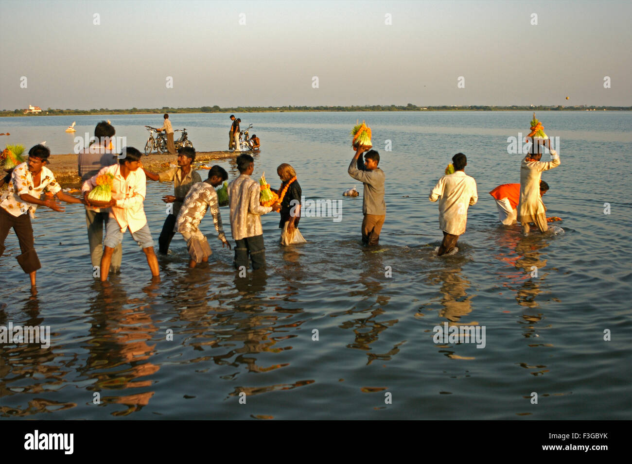 Rajasthani Stämme durchführen Navaratri abschließenden Tag immersion Rajkot Gujarat Indien Stockfoto