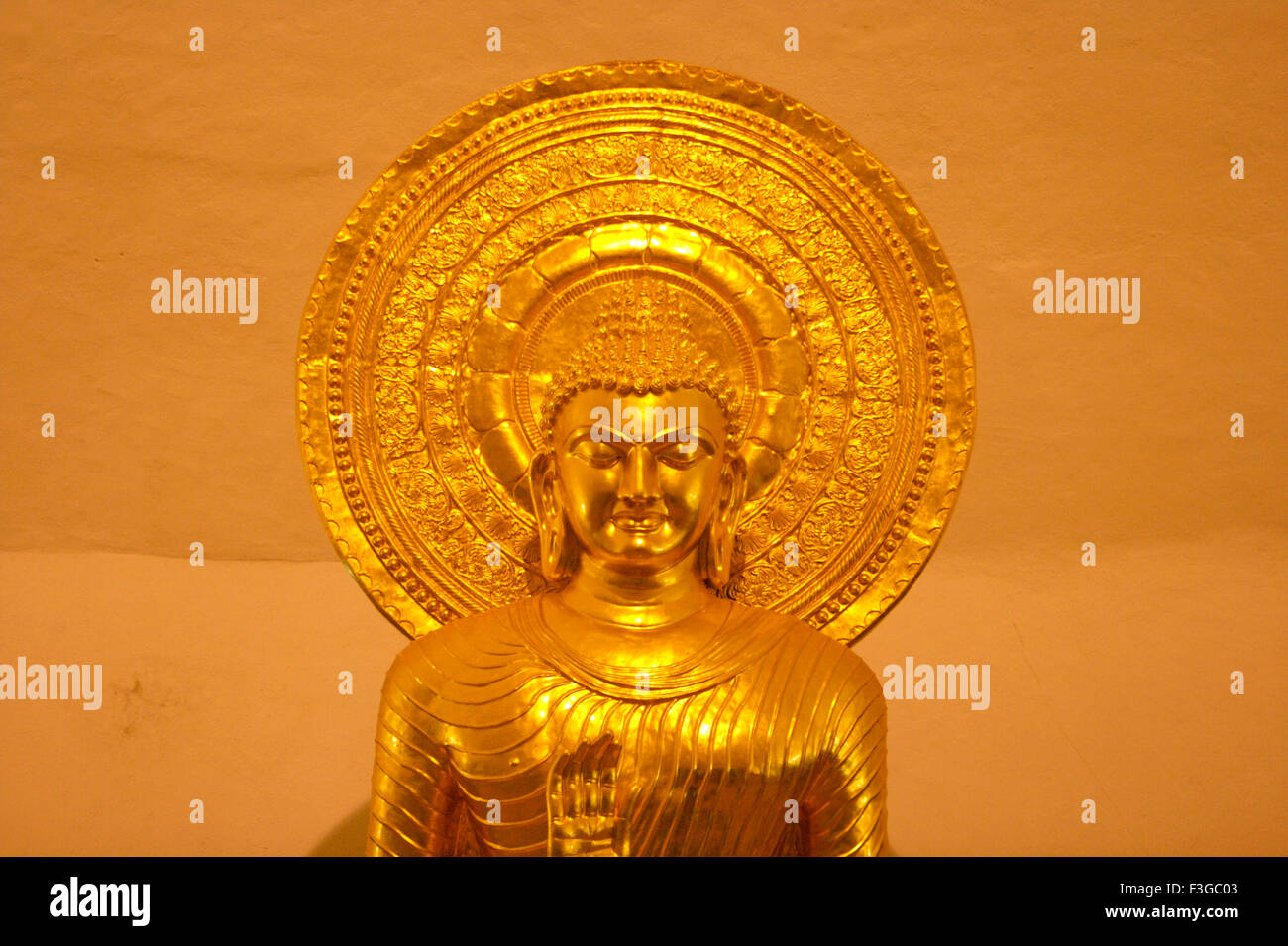 Golden Buddha am Bodhvihar; Nasik; Maharashtra; Indien Stockfoto