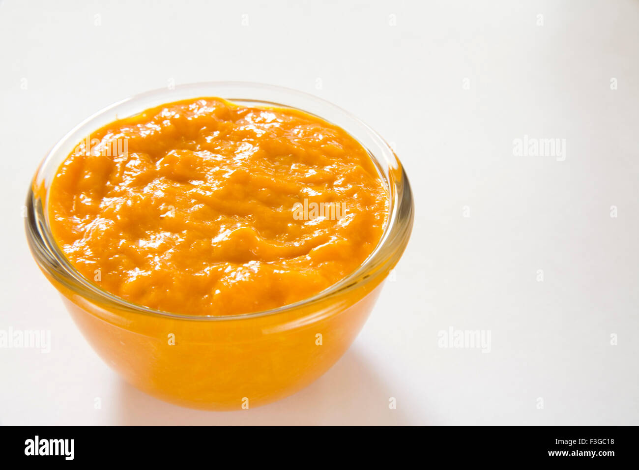 Aamras süßes Gericht, Mangofrucht-Fruchtfleisch Dessert in Glasschüssel auf weißem Hintergrund serviert Stockfoto