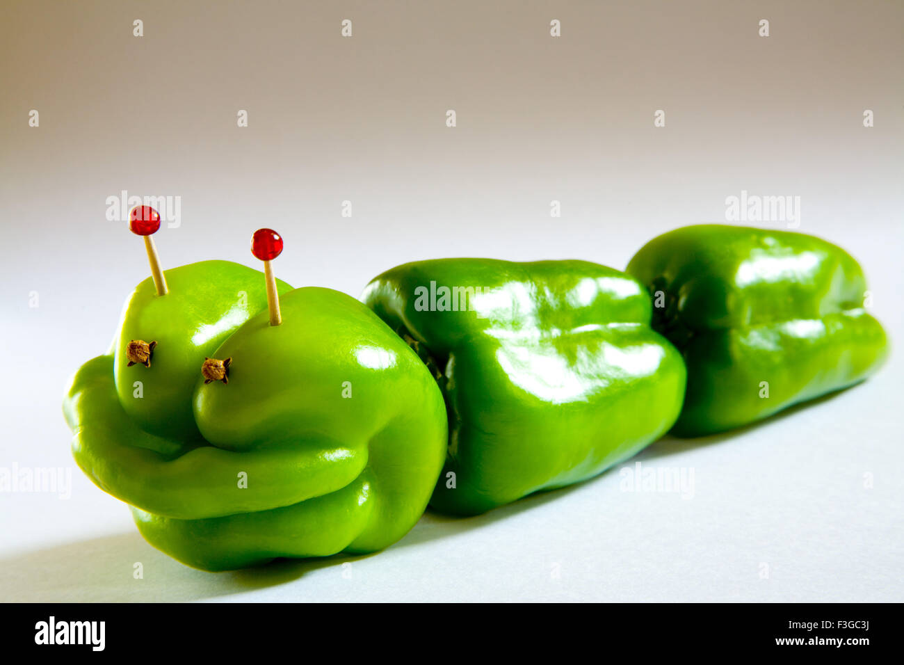 Alien Paprika Konzept kreative moderne Spielzeug auf weißem Hintergrund; Indien Stockfoto