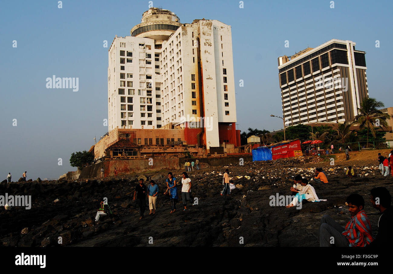 Zwei Hotels dh Sea Rock Hotel und Taj Land beenden Gebäude in der Nähe Bandra Fort in Bandra; Bombay Mumbai; Maharashtra Stockfoto