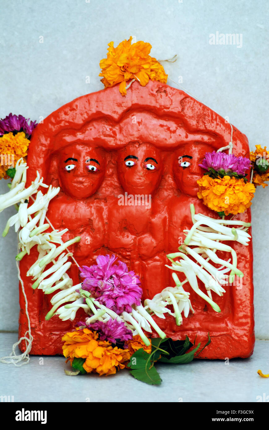Drei Gesichter Gottes; gravierte Statuen genannt Shri Bab Dev d.h. Kulguru Devta Stockfoto