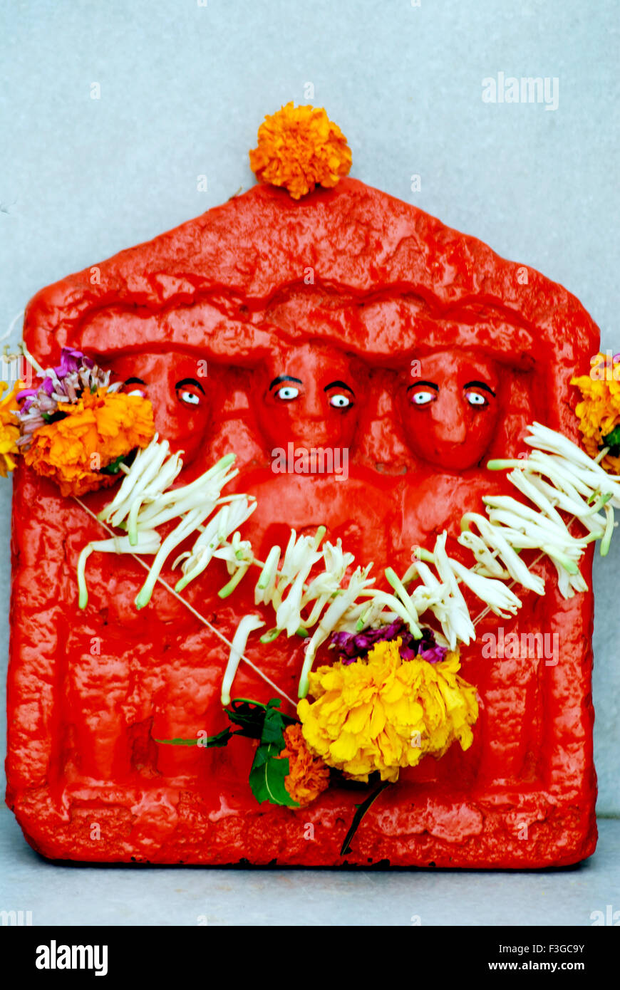 Drei Gesichter Gottes; gravierte Statuen genannt Shri Bab Dev d.h. Kulguru Devta Stockfoto
