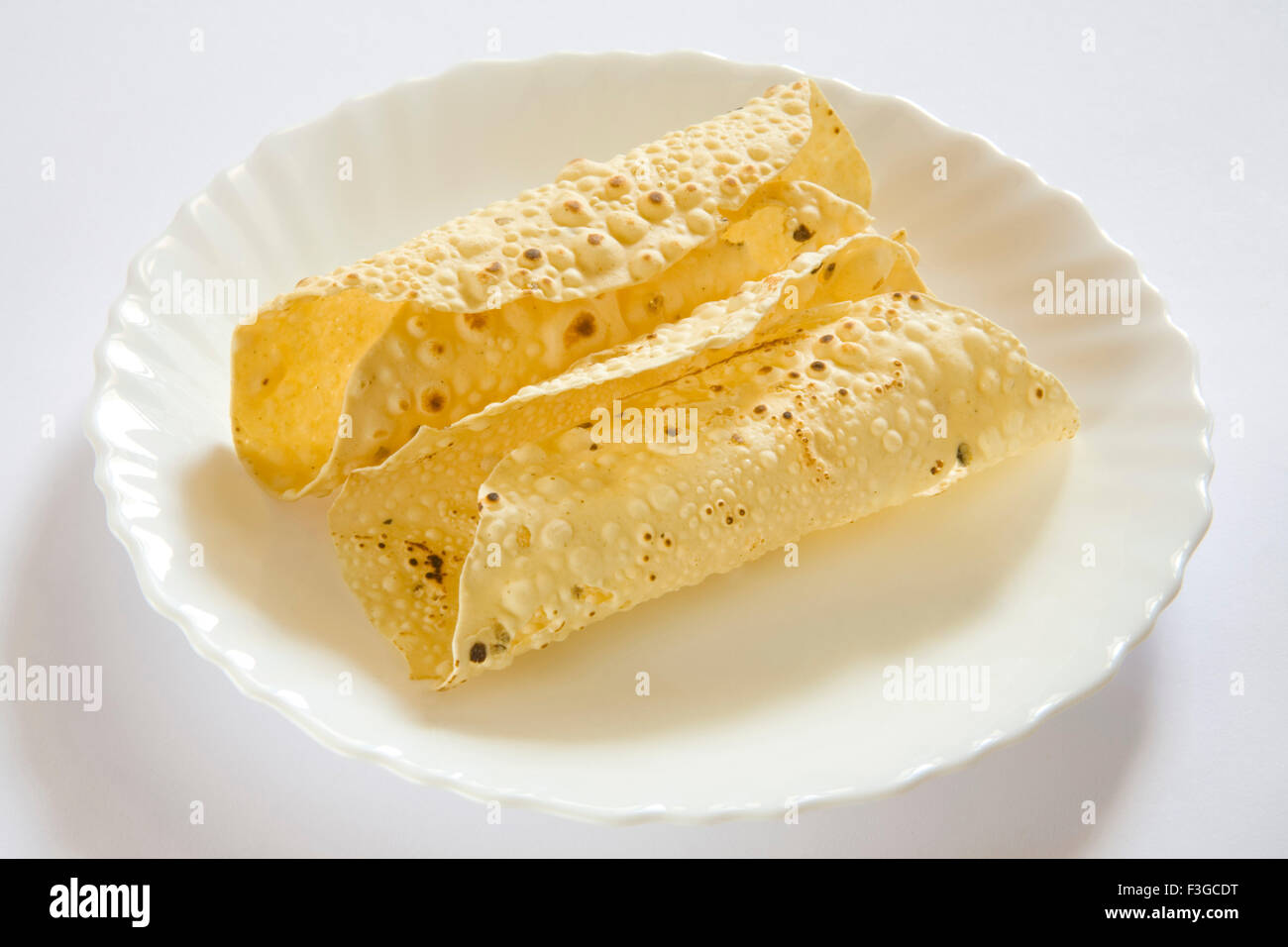 Indisches Essen Papad; Poppadoms sind Runde Wafer dünne Scheiben aus verschiedenen Linsen oder Getreide Mehl gebraten serviert oder Deep Fried Stockfoto