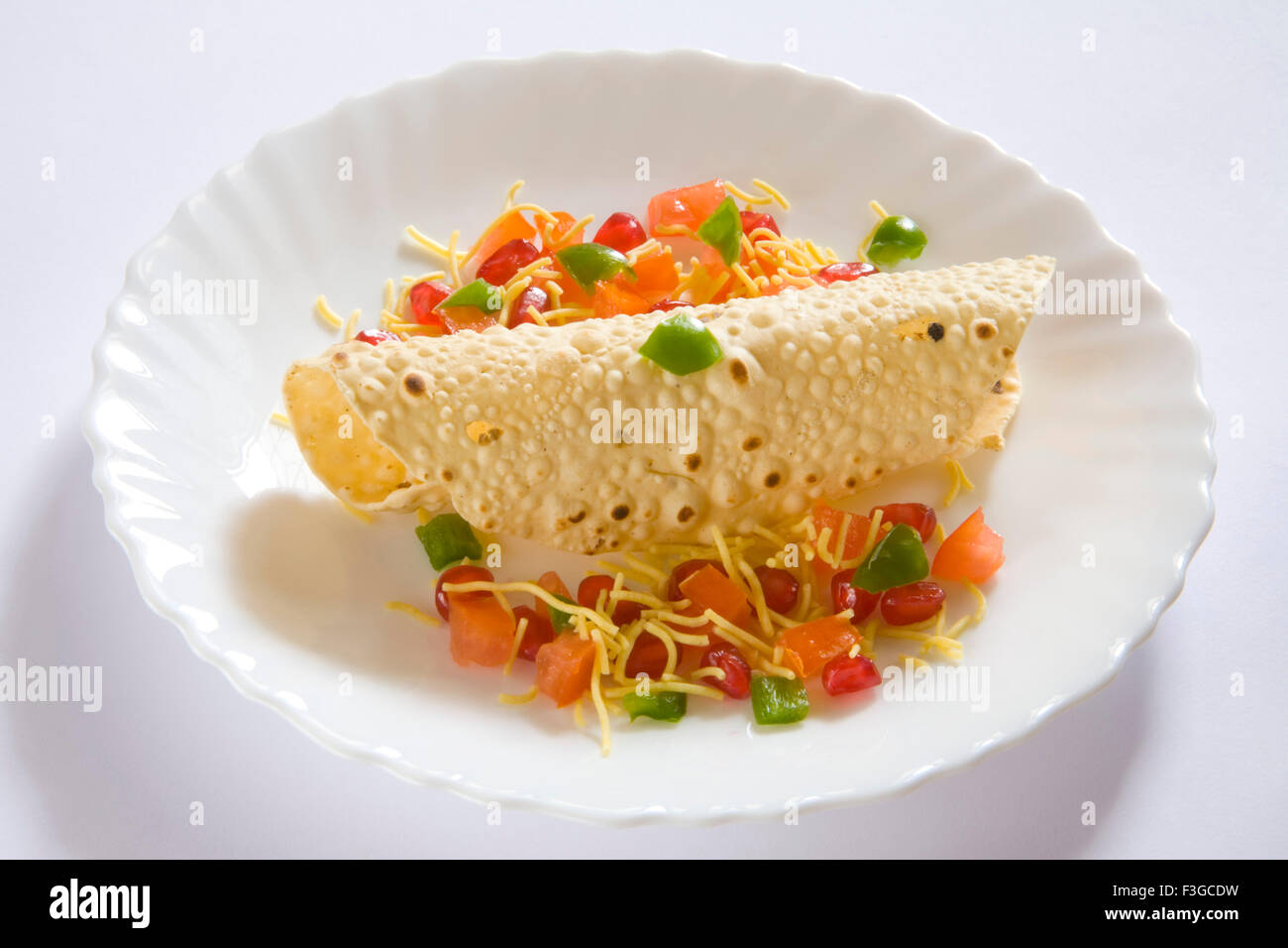 Indisches Essen Papad; Poppadoms sind Runde Wafer dünne Scheiben aus verschiedenen Linsen oder Getreide Mehl gebraten serviert oder Deep Fried Stockfoto