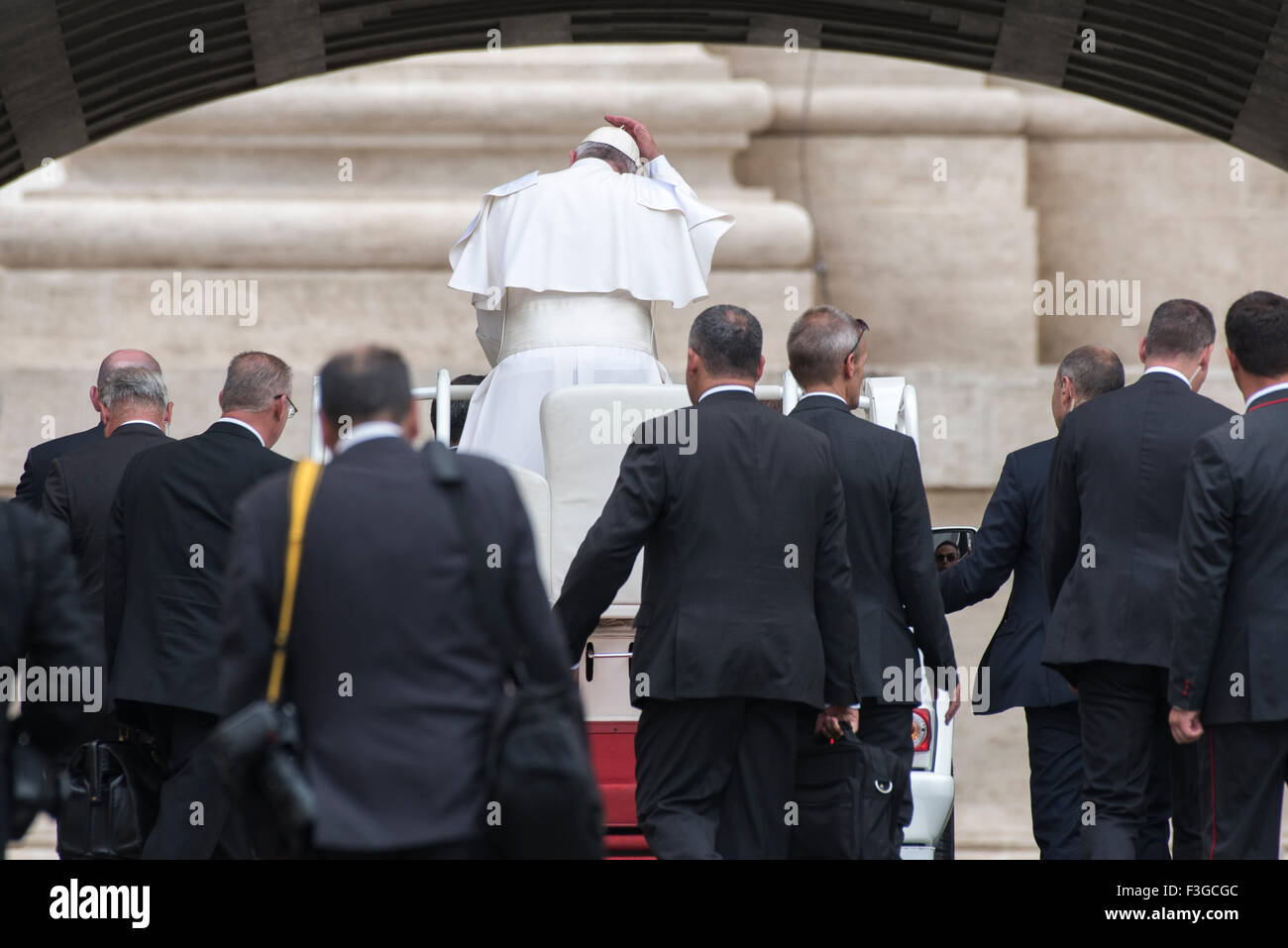 Vatikan-Stadt. 7. Oktober 2015. Papst Francis verlassen St. Peter Platz nach seiner wöchentlichen Audienz im Vatikan am 7. Oktober 2015. Bildnachweis: Massimo Valicchia/Alamy Live-Nachrichten. Stockfoto