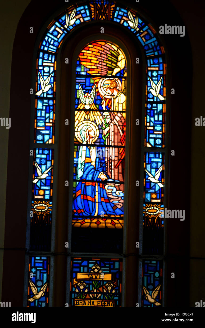 Gegrüßet seist du, voll der Gnade auf Buntglas Marry Stockfoto