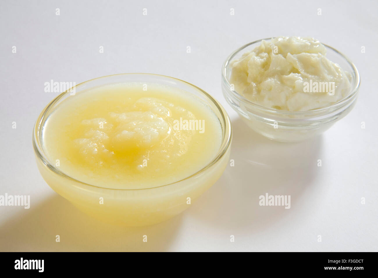 Butter und Ghee hergestellt aus voll Sahne Milch in Joghurt selbstgemacht oder Molkerei Produkt Stockfoto