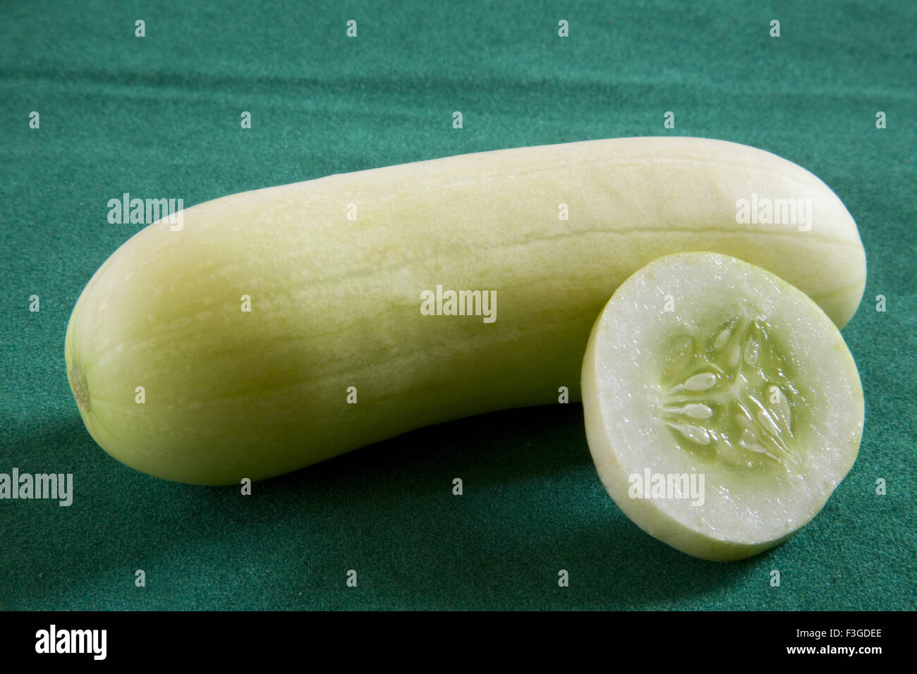 Eine volle mit klein geschnittenen Scheibe grüne Gemüse Gurke Kakdi auf grünem Hintergrund Stockfoto