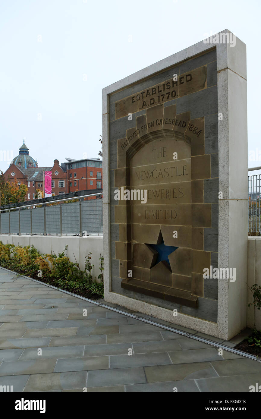Denkmal am Blue Star Square in Newcastle-upon-Tyne, Großbritannien. Das Denkmal markiert den ehemaligen Standort des Newcastle Breweries Limited. Stockfoto