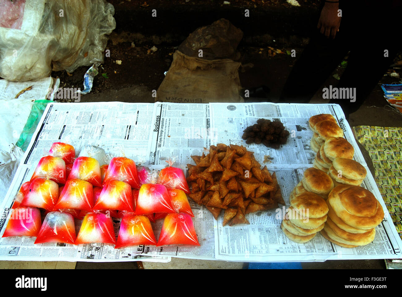Dies ist Anzeige von Essen draußen jeden Masjid in der Abend wenn die Muslime brechen ihre schnell und Essen diese Lebensmittel Stockfoto