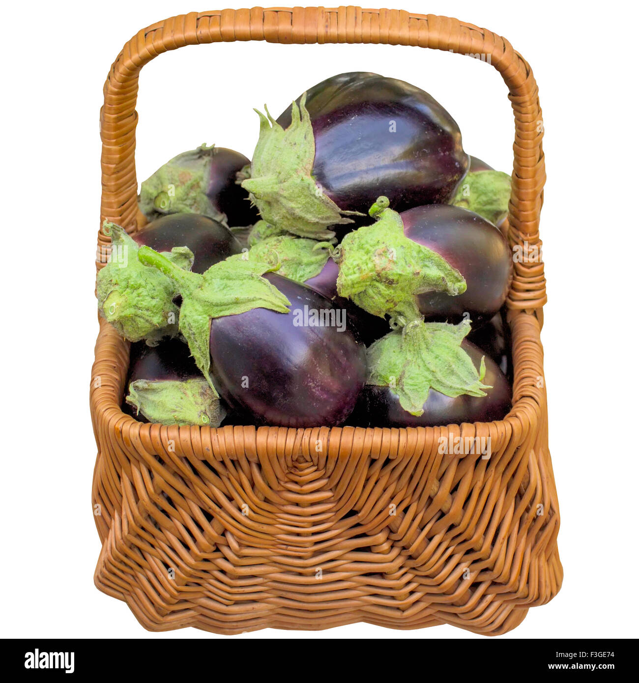 Auberginen, Objekt, weiß, Obst, Lebensmittel, Korb, frisch, reif, isoliert, isoliert auf weißem Hintergrund. Stockfoto