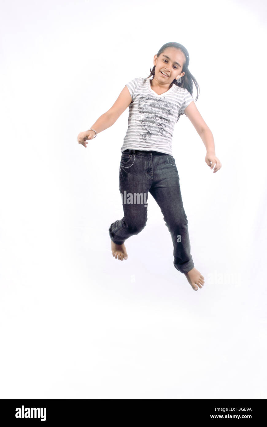 Junges Mädchen springen in der Luft Herr #733 Stockfoto