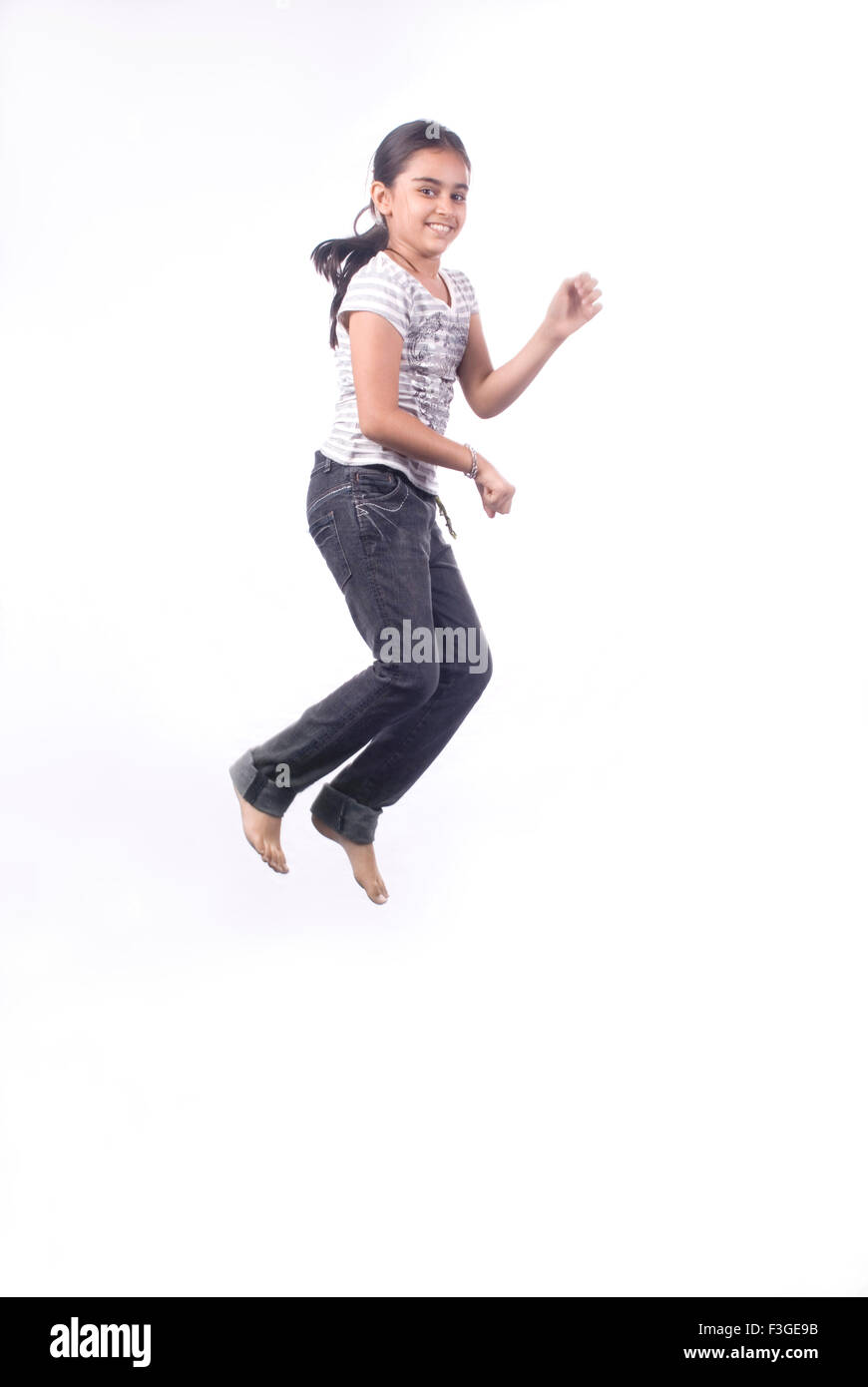 Junges Mädchen springen in der Luft Herr #733 Stockfoto