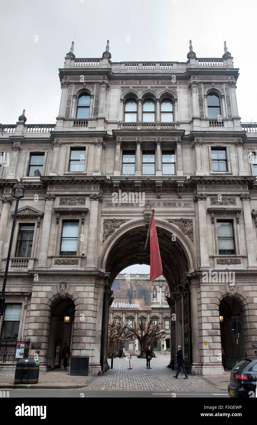 Burlington House und Royal Academy of Arts Eingang am Piccadilly in London UK Stockfoto