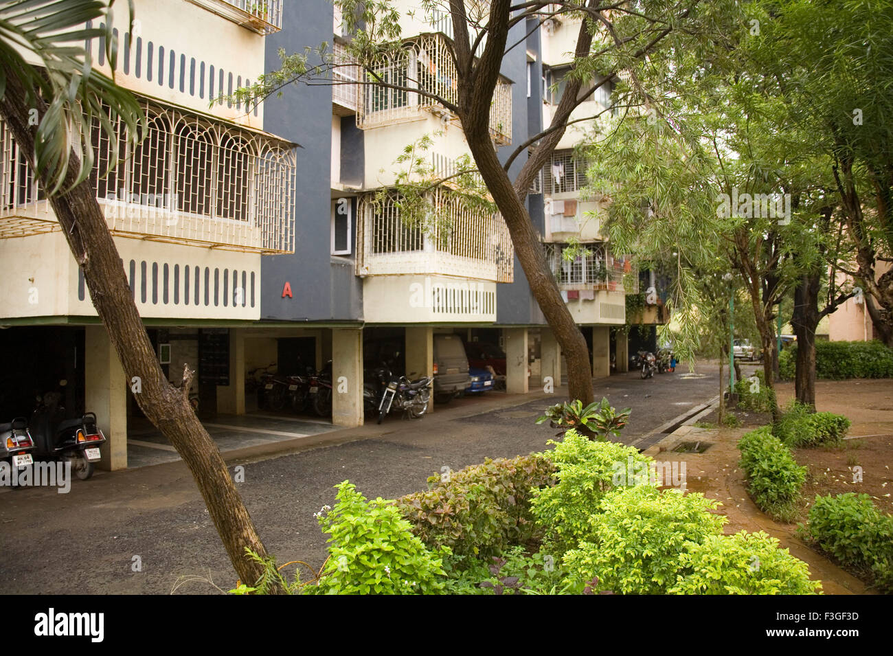 Vier Stockwerke Haus Mehrfamilienhaus; Srishti Komplex; Mira Straße; Mumbai Bombay; Maharashtra; Indien Stockfoto
