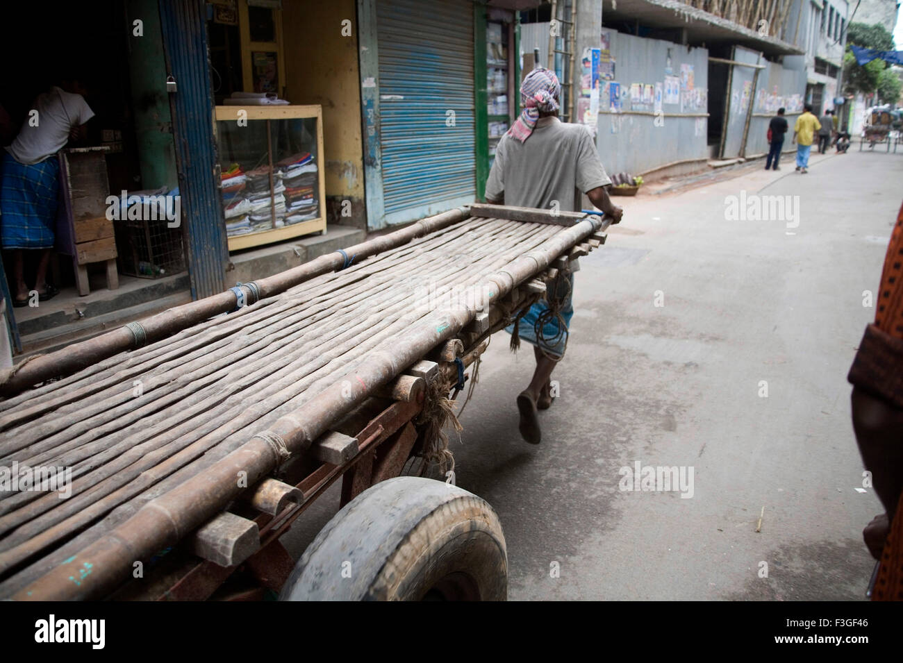 Bambus-Wagen, gezogen von Mann, das Gepäck zu tragen; alten Dhaka; Bangladesch Stockfoto