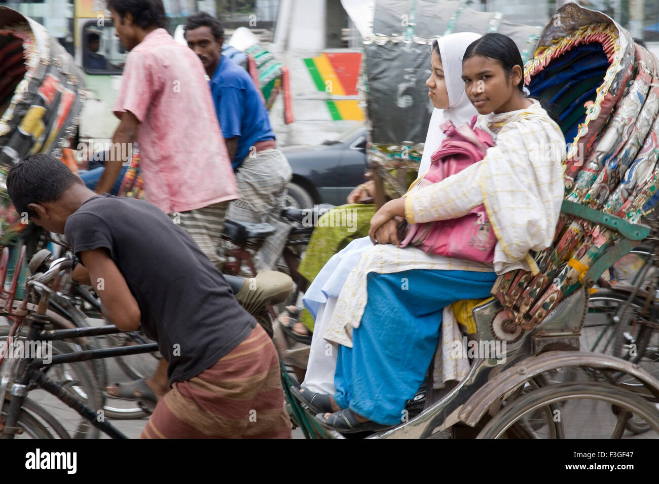Mann reitet Fahrradrikscha auf Straße; alten Dhaka; Bangladesch Stockfoto